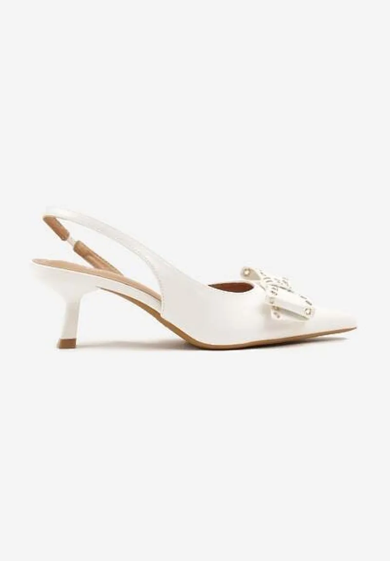 Białe Sandały Slingback na Kaczuszce Zdobione Kokardą z Nitami Rizonna
