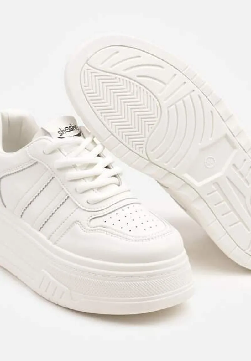 Białe Sneakersy na Platformie Ozdobione Paskami i Perforacją Fonadel