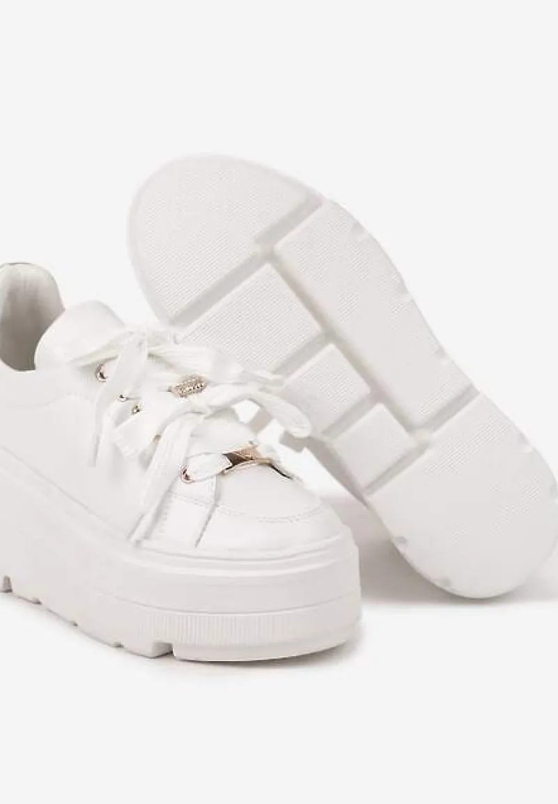 Białe Sneakersy Vices na Płaskiej Podeszwie z Metalicznymi Ozdobami i Sznurowaniem Neladith