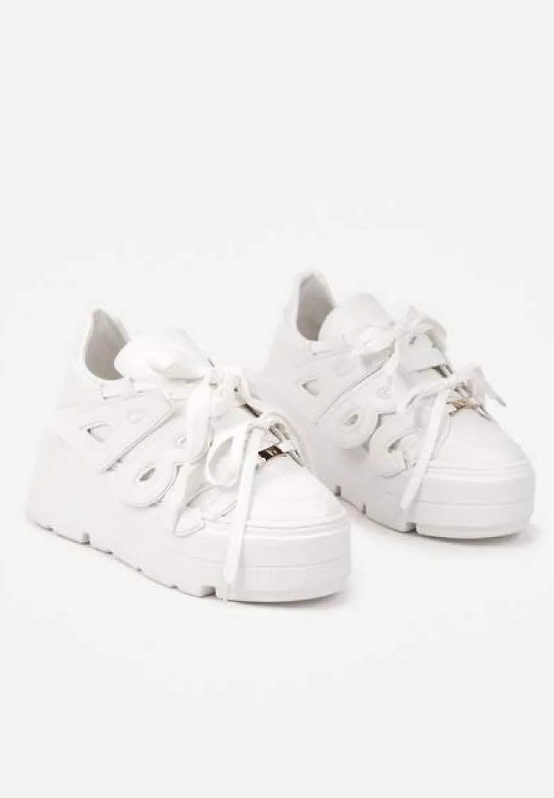 Białe Sneakersy Vices na Płaskiej Podeszwie z Geometryczną Aplikacją Nelenith