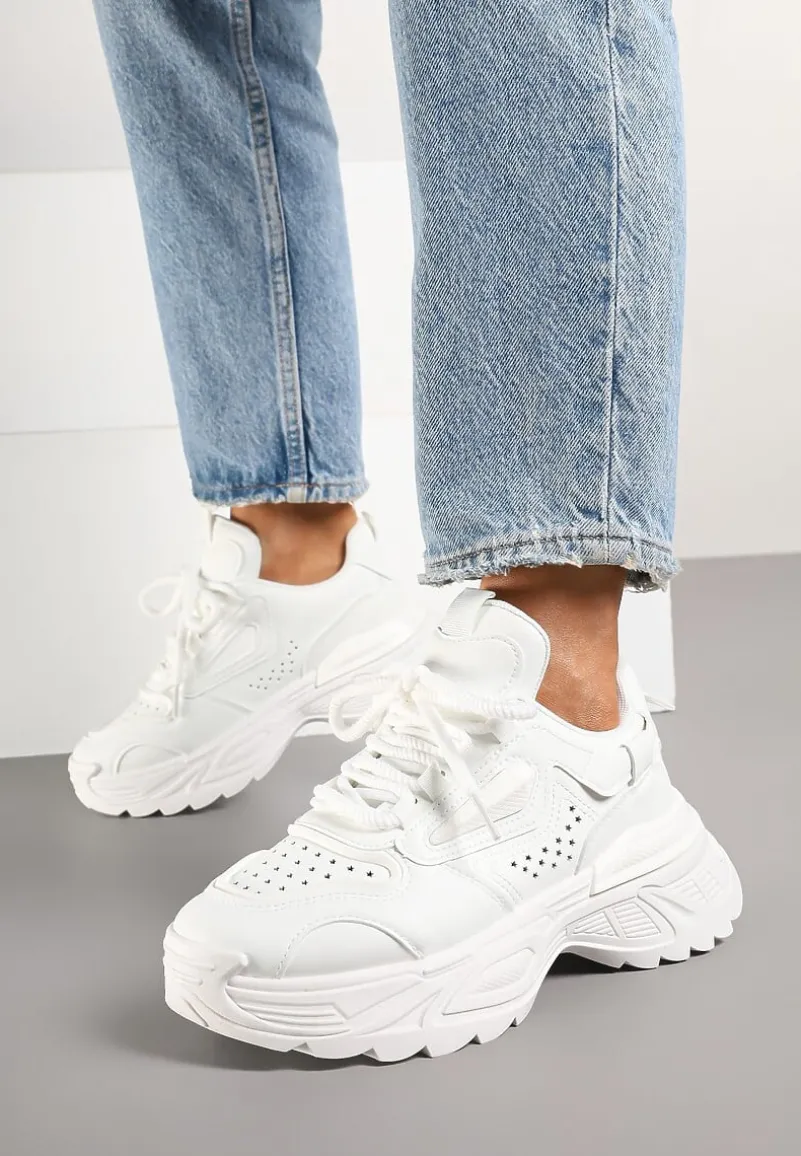 Białe Sneakersy w Streetwearowym Stylu na Tłoczonej Podeszwie Nelasea