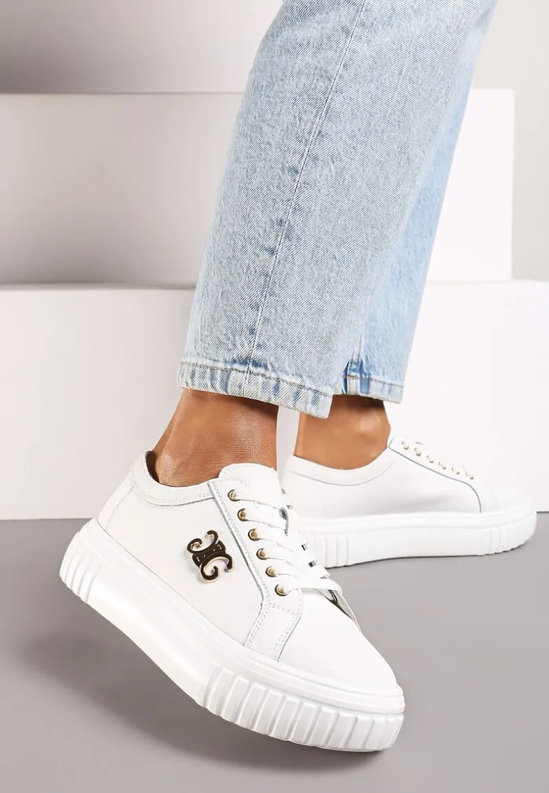 Białe Sneakersy ze Skóry Naturalnej na Grubej Podeszwie z Metalowym Detalem Evoniah