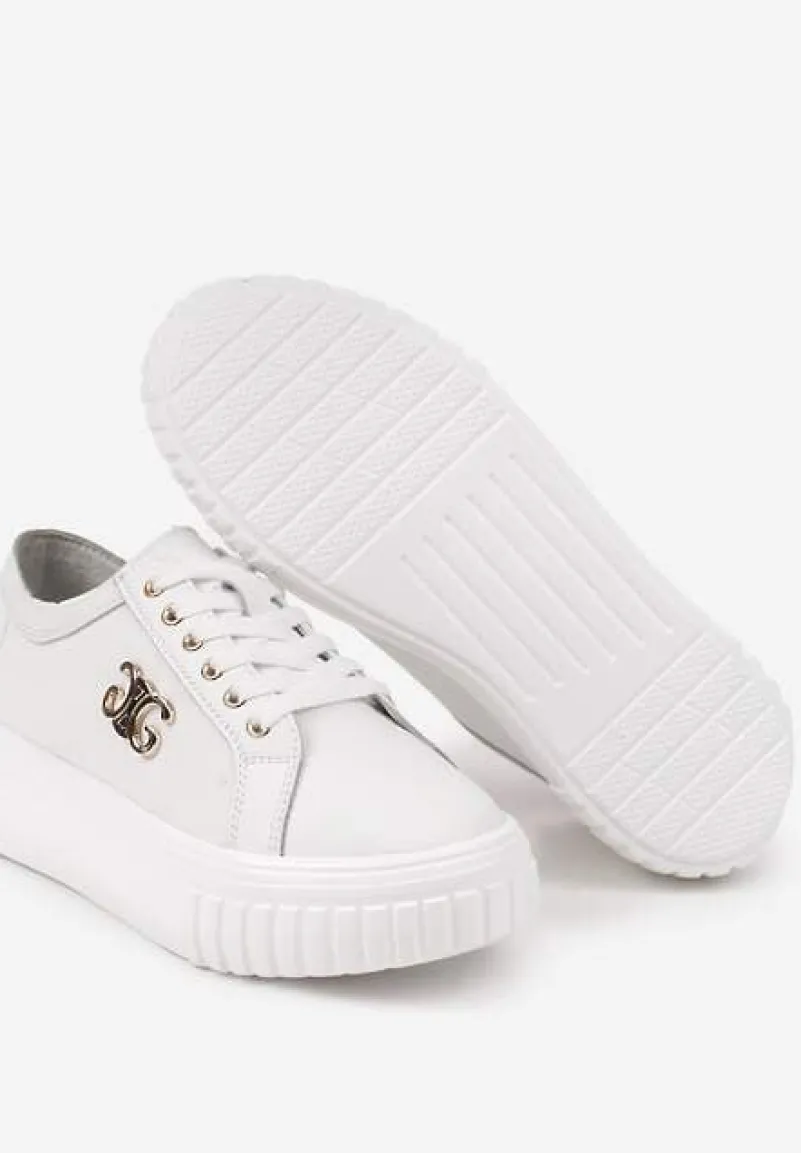 Białe Sneakersy ze Skóry Naturalnej na Grubej Podeszwie z Metalowym Detalem Evoniah
