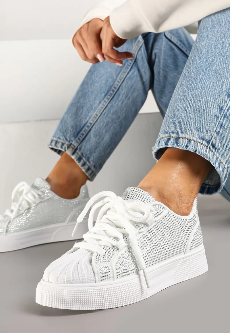 Białe Sneakersy z Ozdobnym Tłoczeniem i Cyrkoniami Dorreia