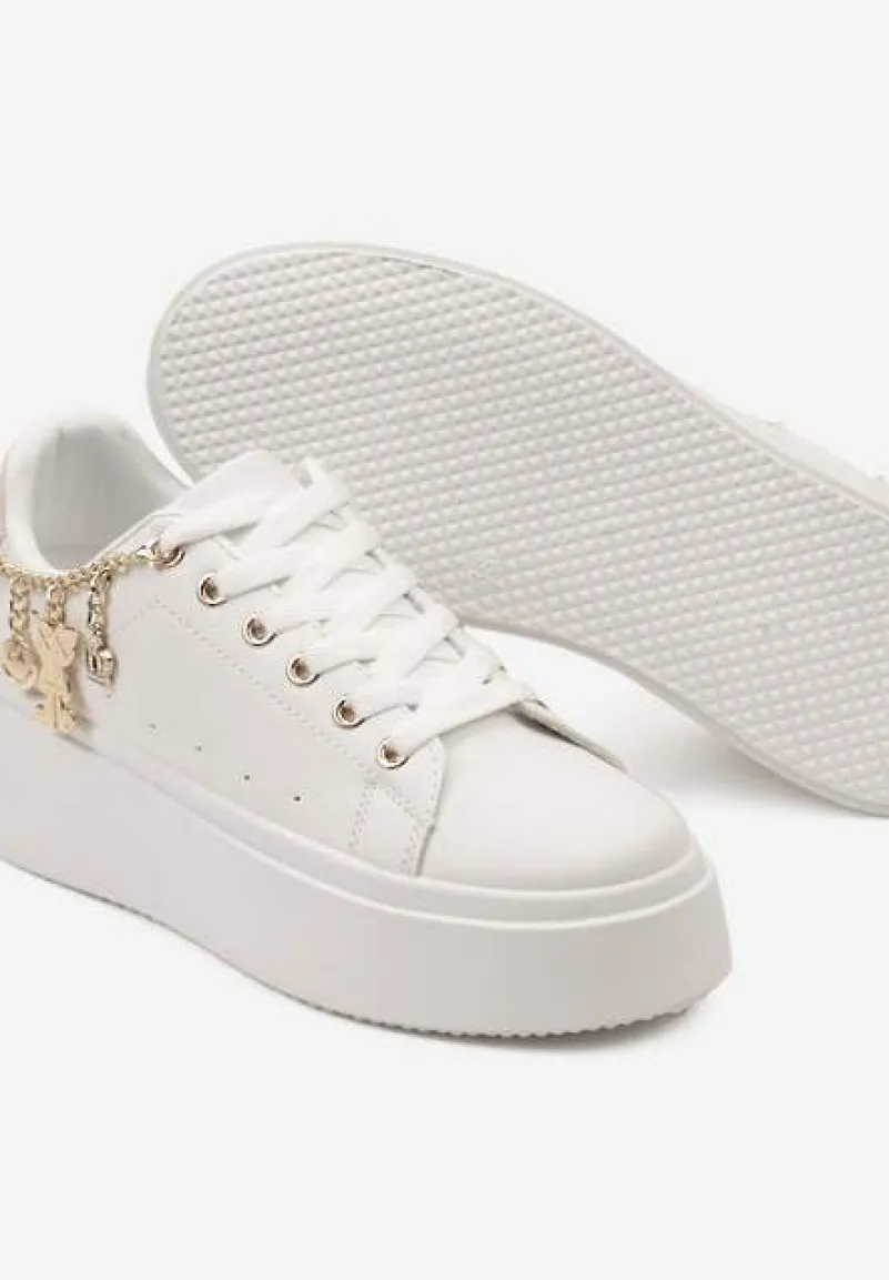 Biało-Beżowe Sznurowane Sneakersy z Ekoskóry na Platformie z Łańcuszkiem i Zawieszkami Salvania
