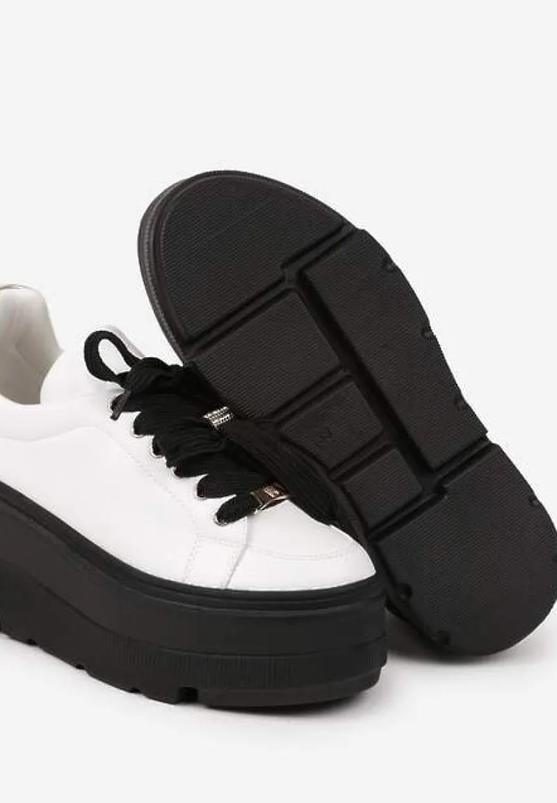 Biało-Czarne Sneakersy Vices na Płaskiej Podeszwie z Metalicznymi Ozdobami i Sznurowaniem Neladith