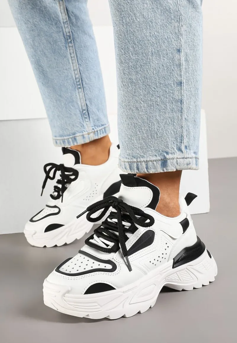 Biało-Czarne Sneakersy w Streetwearowym Stylu na Tłoczonej Podeszwie Nelasea