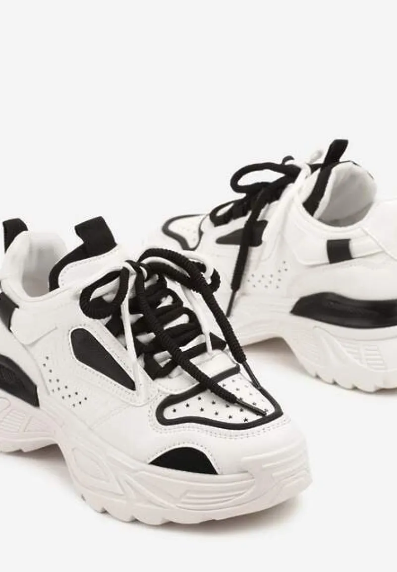 Biało-Czarne Sneakersy w Streetwearowym Stylu na Tłoczonej Podeszwie Nelasea