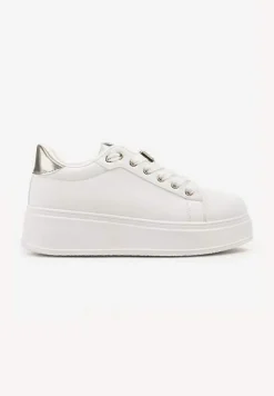 Biało-Złote Sneakersy na Platformie Ozdobione Metaliczną Aplikacją Deseliena