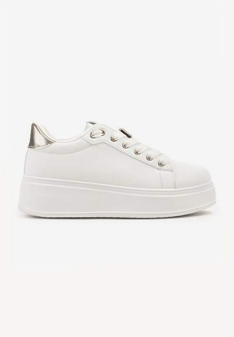 Biało-Złote Sneakersy na Platformie Ozdobione Metaliczną Aplikacją Deseliena