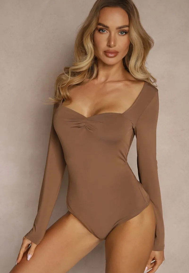 Brązowe Body Longsleeve z Wiskozą z Ozdobnym Marszczeniem Ninaviria