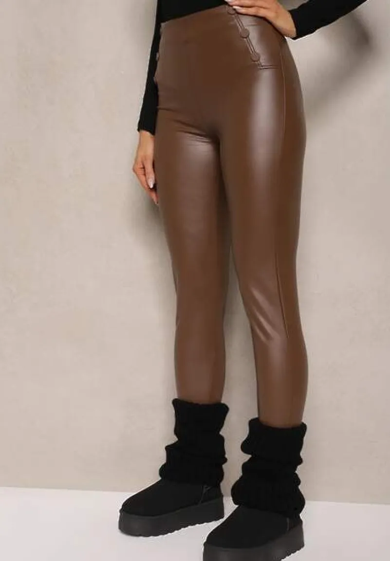 Brązowe Legginsy High Waist z Imitacji Skóry z Gumką w Pasie Ozdobione Guzikami Sinairis