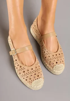 Brązowe Płaskie Espadryle z Plecionką i Ażurową Cholewką Aralithra