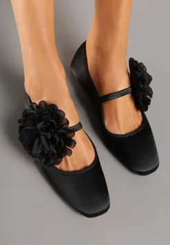 Czarne Balerinki Ozdobione Kwadratowym Noskiem i Kwiatową Aplikacją 3D Salianes