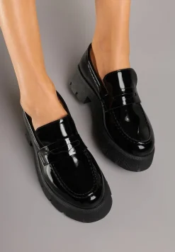 Czarne Lakierowane Mokasyny w Stylu Chunky Vortirra