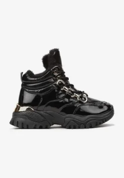 Czarne Lakierowane Sneakersy Ocieplane na Płaskiej Podeszwie z Ozdobnym Łańcuchem Senalin