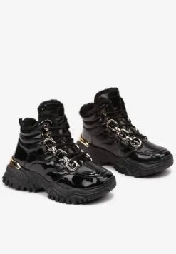 Czarne Lakierowane Sneakersy Ocieplane na Płaskiej Podeszwie z Ozdobnym Łańcuchem Senalin