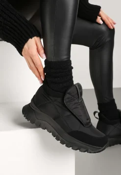 Czarne Pikowane Sneakersy na Platformie Ozdobione Napisem Resilie