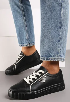 Czarne Sneakersy na Płaskiej Podeszwie ze Skóry z Metaliczną Ozdobą Melabra