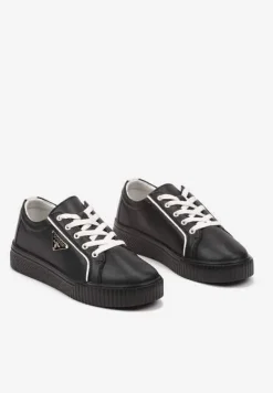 Czarne Sneakersy na Płaskiej Podeszwie ze Skóry z Metaliczną Ozdobą Melabra