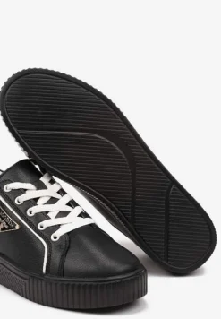 Czarne Sneakersy na Płaskiej Podeszwie ze Skóry z Metaliczną Ozdobą Melabra