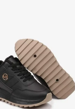 Czarne Sneakersy Zdobione Metalową Aplikacją Ocieplane Futerkiem Fintoria