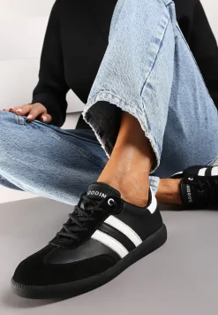 Czarne Sneakersy ze Skóry Naturalnej na Płaskiej Podeszwie Wykończone Paskami Navinda