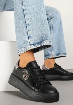 Czarne Sneakersy ze Skóry Naturalnej Ozdobione Metaliczną Aplikacją Halirithia