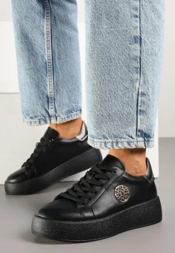 Czarne Sneakersy ze Skóry Naturalnej Ozdobione Metaliczną Aplikacją Halirithia