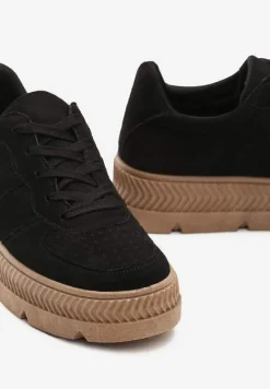 Czarne Sneakersy z Perforacją na Żłobionej Podeszwie Riparian Rights