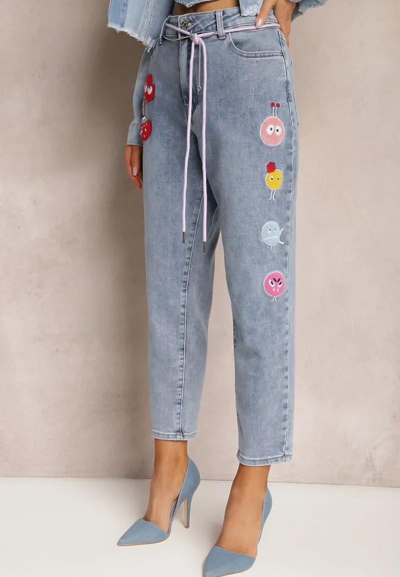 Jasnoniebieskie Jeansy Mom Fit Ozdobione Naszywkami na Nogawkach i Sznurkiem w Talii Arelea