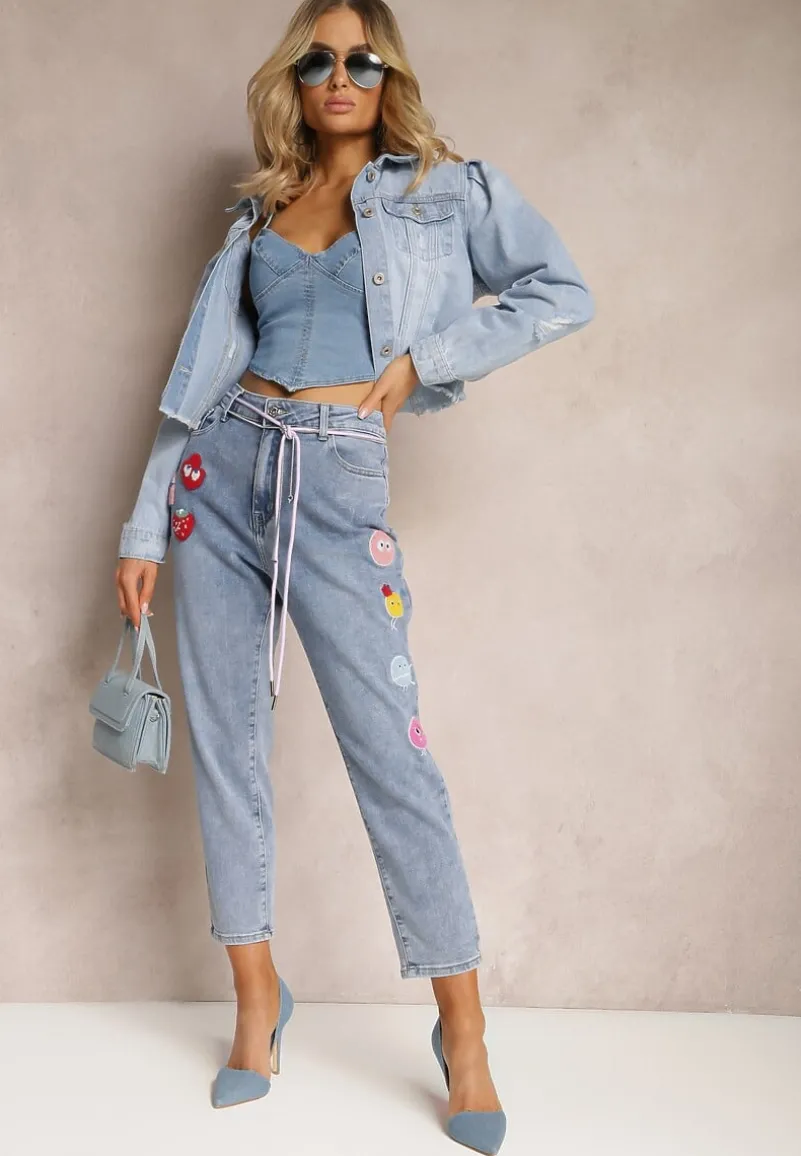 Jasnoniebieskie Jeansy Mom Fit Ozdobione Naszywkami na Nogawkach i Sznurkiem w Talii Arelea